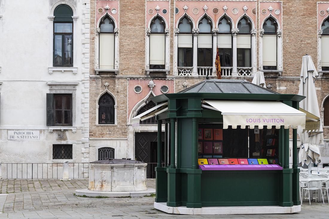 Louis Vuitton donne un nouveau look aux kiosques de Venise